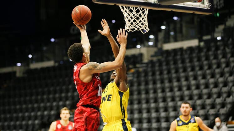 Germany , Oldenburg , EWE Arena Weser Ems Hallen , 30 01 2021, emspor, emonline, despor, deonline, EWE Baskets Oldenburg vs s Oliver Wuerzburg, easyCredit BBL, 15 Spieltag Bild v l Tyson Ward s Oliver Wuerzburg vs Rickey Paulding EWE Baskets Oldenburg Copyright: HMBxMedia JulienxBecker