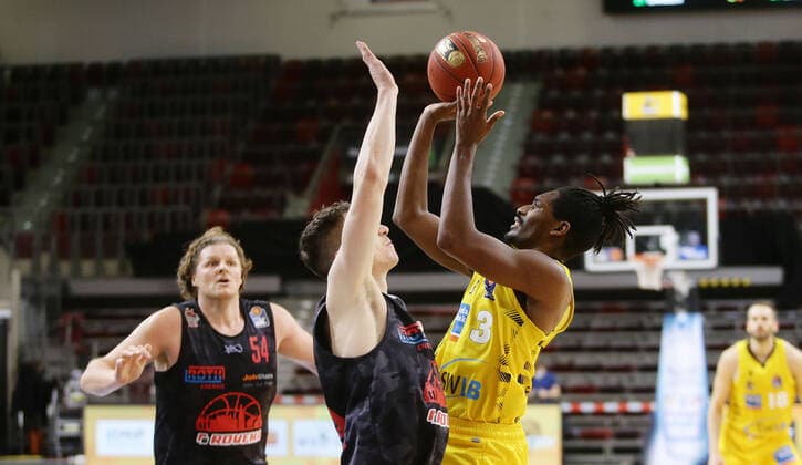 Ludwigsburg , Basketball easyCredit BBL Bundesliga , MHP RIESEN Ludwigsburg vs JobStairs GIESSEN 46ers , from left Alen Pjanic Giessen Jaleen Smith Giants