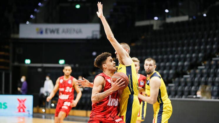 Germany , Oldenburg , EWE Arena Weser Ems Hallen , 30 01 2021, emspor, emonline, despor, deonline, EWE Baskets Oldenburg vs s Oliver Wuerzburg, easyCredit BBL, 15 Spieltag Picture f l Joshua Obiesie s Oliver Wuerzburg , Braydon Hobbs EWE Baskets Oldenburg , Jonas Weitzel s Oliver Wuerzburg and Nathan Boothe EWE Baskets Oldenburg Copyright: HMBxMedia JulienxBecker