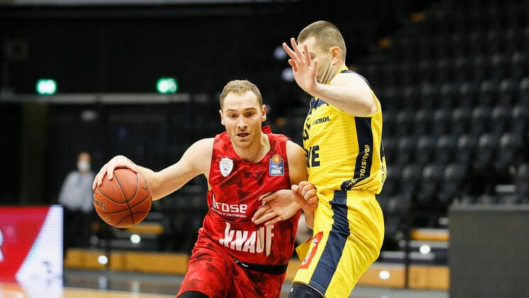 Germany , Oldenburg , EWE Arena Weser Ems Hallen , 30 01 2021, emspor, emonline, despor, deonline, EWE Baskets Oldenburg vs s Oliver Wuerzburg, easyCredit BBL, 15 Spieltag Bild v l Felix Hoffmann s Oliver Wuerzburg vs Nathan Boothe EWE Baskets Oldenburg Copyright: HMBxMedia JulienxBecker