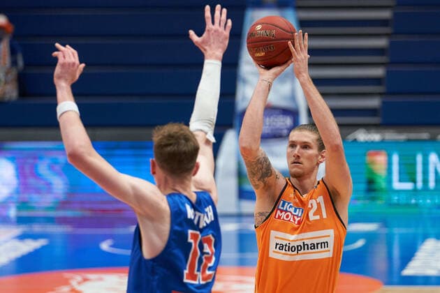 Syntainics MBC Ratiopharm Ulm, Basketball, Bundesliga, Men, 15 Matchday, 30 01 2021, v l Philipp Hartwich MBC, 12 , Dylan Osetkowski Ulm, 21 Syntainics MBC ratiopharm ulm, Basketball, Bundesliga, Men, 15 Matchday, 30 01 2021, Weissenfels Copyright: xSchulz Eibner-Pressefotox ep_esz
