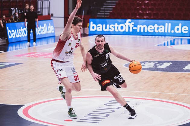 ProA 18 Matchday Artland Dragons vs VfL Kirchheim Knights, 30 01 2021 Danielius Lavrinovicius Artland Dragons, 35 , Karlo Miksic VfL Kirchheim Knights, 55 ProA 18 Matchday Artland Dragons vs VfL Kirchheim Knights on 30 01 2021 in Quakenbrueck Artland Arena , Germany, Copyright: xBEAUTIFULxSPORTS Neddermannx