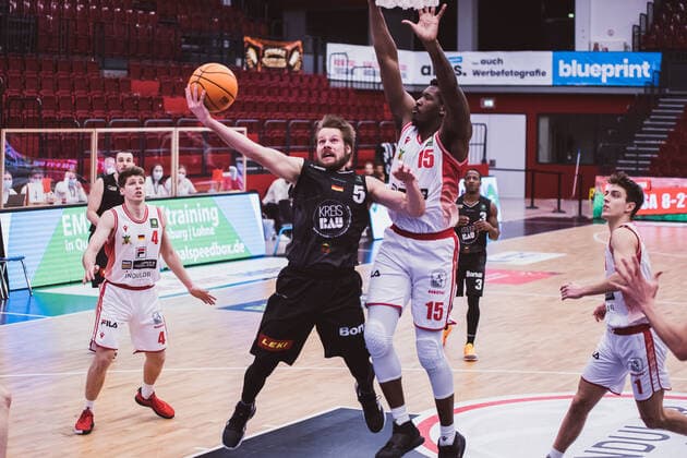 ProA 18 Spieltag Artland Dragons vs VfL Kirchheim Knights, 30 01 2021 Nico Brauner VfL Kirchheim Knights, 5 , Quadir Hassan Welton Artland Dragons, 15 ProA 18 Spieltag Artland Dragons vs VfL Kirchheim Knights on 30 01 2021 in Quakenbrueck Artland Arena , Germany, Copyright: xBEAUTIFULxSPORTS Neddermannx