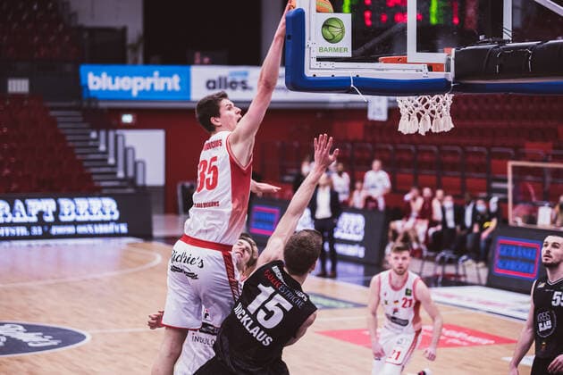 ProA 18 Matchday Artland Dragons vs VfL Kirchheim Knights, 30 01 2021 Danielius Lavrinovicius Artland Dragons, 35 , Andreas Christian Nicklaus VfL Kirchheim Knights, 15 ProA 18 Matchday Artland Dragons vs VfL Kirchheim Knights on 30 01 2021 in Quakenbrueck Artland Arena , Germany, Copyright: xBEAUTIFULxSPORTS Neddermannx