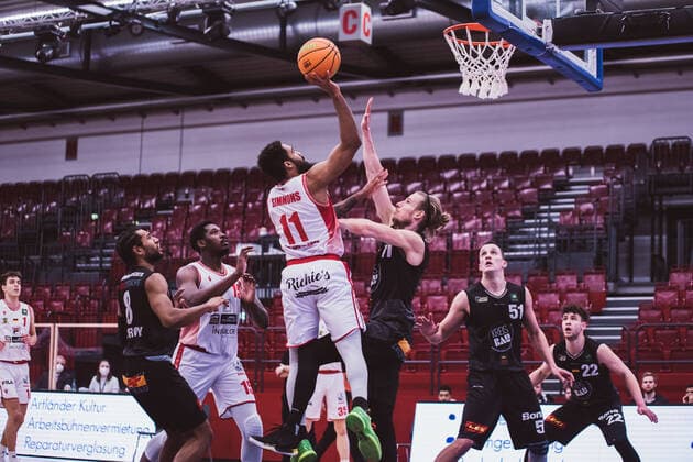 ProA 18 Matchday Artland Dragons vs VfL Kirchheim Knights, 30 01 2021 Gerel David Simmons Artland Dragons, 11 , Tim Koch VfL Kirchheim Knights, 11 ProA 18 Matchday Artland Dragons vs VfL Kirchheim Knights on 30 01 2021 in Quakenbrueck Artland Arena , Germany, Copyright: xBEAUTIFULxSPORTS Neddermannx
