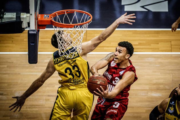 Basketball Oldenburg 30 01 2021 Season 2020 2021 easyCredit BBL 15 Matchday EWE Baskets s Oliver Würzburg Basketball Oldenburg 30 01 2021 Season 2020 2021 easyCredit BBL 15 Matchday EWE Baskets s Oliver Würzburg 33, Philipp Schwethelm, EWE Baskets Oldenburg Tyson Ward, No 3, Würzburg editorial use only commercial use only by arrangement with the photographer Oldenburg Germany