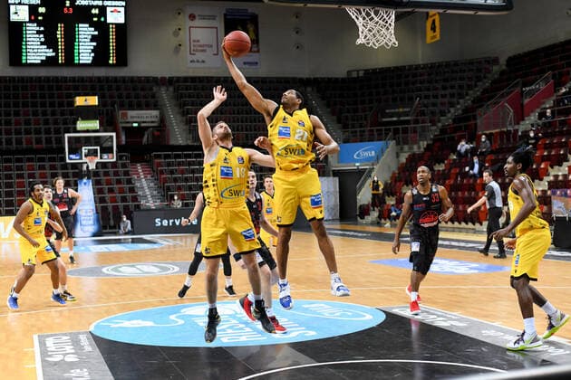 Tremmell Darden MHP Riesen Ludwigsburg and Jonas Wohlfarth Bottermann MHP Riesen Ludwigsburg vertedigen, GER, MHP Riesen Ludwigsburg vs JobStairs Gießen 46ers, 30 01 2021, 15 Spieltag easycredit Basketball Bundesliga, Spielzeit 2020 2021 GER, MHP Riesen Ludwigsburg vs JobStairs Gießen 46ers, 30 01 2021, 15 Spieltag easycredit Basketball Bundesliga, Spielzeit 2020 2021 Ludwigsburg Copyright: xEibnerxPressefoto MichaelxMemmlerx EP_MMR