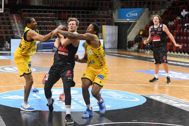 Bjarne Kraushaar Giessen 46ers in a duel with Tremmell Darden MHP Riesen Ludwigsburg and Desi Rodriguez MHP Riesen Ludwigsburg , GER, MHP Riesen Ludwigsburg vs JobStairs Giessen 46ers, 30 01 2021, 15 Spieltag easycredit Basketball Bundesliga, Spielzeit 2020 2021 GER, MHP Riesen Ludwigsburg vs JobStairs Gießen 46ers, 30 01 2021, 15 Spieltag easycredit Basketball Bundesliga, Spielzeit 2020 2021 Ludwigsburg Copyright: xEibnerxPressefoto MichaelxMemmlerx EP_MMR