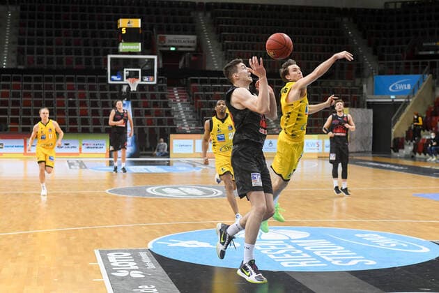 Alen Pjanic Giessen 46ers in a duel with Jordan Hulls MHP Riesen Ludwigsburg , GER, MHP Riesen Ludwigsburg vs JobStairs Giessen 46ers, 30 01 2021, 15 Spieltag easycredit Basketball Bundesliga, Spielzeit 2020 2021 GER, MHP Riesen Ludwigsburg vs JobStairs Giessen 46ers, 30 01 2021, 15 Spieltag easycredit Basketball Bundesliga, Spielzeit 2020 2021 Ludwigsburg Copyright: xEibnerxPressefoto MichaelxMemmlerx EP_MMR