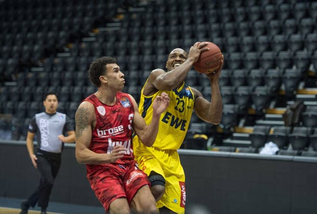 GER, Basketball, EWE Baskets Oldenburg vs s Oliver Würzburg 30 01 2021, EWE Arena, Oldenburg, GER, easy Credit BBL, EWE Baskets Oldenburg vs s Oliver Würzburg, in picture Rickey PAULDING EWE Baskets Oldenburg 23 Tyson WARD s Oliver Würzburg 3 nordphotoxRojahn nph00310