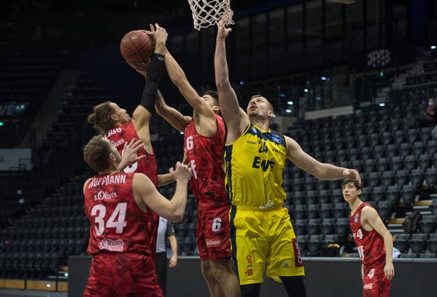 GER, Basketball, EWE Baskets Oldenburg vs s Oliver Würzburg 30 01 2021, EWE Arena, Oldenburg, GER, easy Credit BBL, EWE Baskets Oldenburg vs s Oliver Würzburg, in picture Rasid MAHALBASIC EWE Baskets Oldenburg 24 Joshua OBIESIE s Oliver Würzburg 6 Felix HOFFMANN s Oliver Würzburg 34 Julius BÖHMER BOEHMER s Oliver Würzburg 4 nordphotoxRojahn nph00310