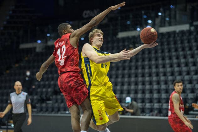 GER, Basketball, EWE Baskets Oldenburg vs s Oliver Würzburg 30 01 2021, EWE Arena, Oldenburg, GER, easy Credit BBL, EWE Baskets Oldenburg vs s Oliver Würzburg, in picture Jacob HOLLATZ EWE Baskets Oldenburg 11 Elijah NDI s Oliver Würzburg 12 nordphotoxRojahn nph00310