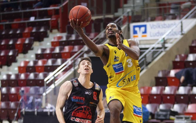 Ludwigsburg , Basketball easyCredit BBL Bundesliga , MHP RIESEN Ludwigsburg vs JobStairs GIESSEN 46ers , from left Alen Pjanic Giessen Jaleen Smith Giants