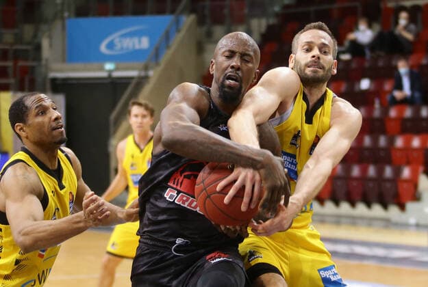 Ludwigsburg , Basketball easyCredit BBL Bundesliga , MHP RIESEN Ludwigsburg vs JobStairs GIESSEN 46ers , from left Brandon Bowman Giessen Jonas Wohlfarth Bottermann Riesen