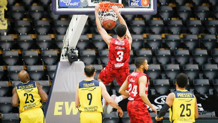 Germany , Oldenburg , EWE Arena Weser Ems Hallen , 30 01 2021, emspor, emonline, despor, deonline, EWE Baskets Oldenburg vs s Oliver Wuerzburg, easyCredit BBL, 15 Spieltag Picture f l Rickey Paulding EWE Baskets Oldenburg , Karsten Tadda EWE Baskets Oldenburg , Tyson Ward s Oliver Wuerzburg with the dunk, Cameron Hunt s Oliver Wuerzburg and Phil Pressey EWE Baskets Oldenburg Copyright: HMBxMedia JulienxBecker