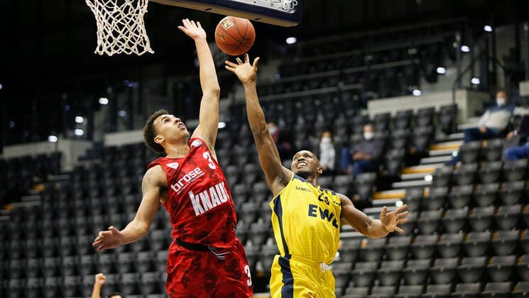 Germany , Oldenburg , EWE Arena Weser Ems Hallen , 30 01 2021, emspor, emonline, despor, deonline, EWE Baskets Oldenburg vs s Oliver Wuerzburg, easyCredit BBL, 15 Spieltag Bild v l Tyson Ward s Oliver Wuerzburg vs Rickey Paulding EWE Baskets Oldenburg Copyright: HMBxMedia JulienxBecker