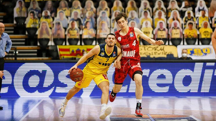 Germany , Oldenburg , EWE Arena Weser Ems Hallen , 30 01 2021, emspor, emonline, despor, deonline, EWE Baskets Oldenburg vs s Oliver Wuerzburg, easyCredit BBL, 15 Spieltag Bild v l Sebastian Herrera EWE Baskets Oldenburg vs Julius Boehmer s Oliver Wuerzburg Copyright: HMBxMedia JulienxBecker
