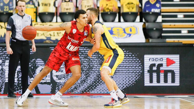 Germany , Oldenburg , EWE Arena Weser Ems Hallen , 30 01 2021, emspor, emonline, despor, deonline, EWE Baskets Oldenburg vs s Oliver Wuerzburg, easyCredit BBL, 15 Spieltag Bild v l Tyson Ward s Oliver Wuerzburg vs Keith Hornsby EWE Baskets Oldenburg Copyright: HMBxMedia JulienxBecker