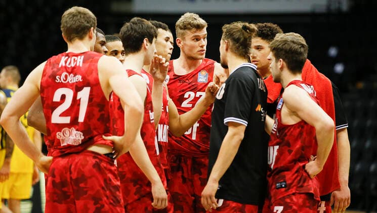 Germany , Oldenburg , EWE Arena Weser Ems Hallen , 30 01 2021, emspor, emonline, despor, deonline, EWE Baskets Oldenburg vs s Oliver Wuerzburg, easyCredit BBL, 15 Spieltag Picture The team of s Oliver Wuerzburg with a boiled up team talk after the defeat Copyright: HMBxMedia JulienxBecker