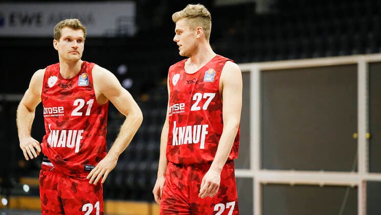 Germany , Oldenburg , EWE Arena Weser Ems Hallen , 30 01 2021, emspor, emonline, despor, deonline, EWE Baskets Oldenburg vs s Oliver Wuerzburg, easyCredit BBL, 15 Spieltag Bild v l Florian Koch s Oliver Wuerzburg und Jonas Weitzel s Oliver Wuerzburg sind nicht zufrieden über die Niederlage Copyright: HMBxMedia JulienxBecker