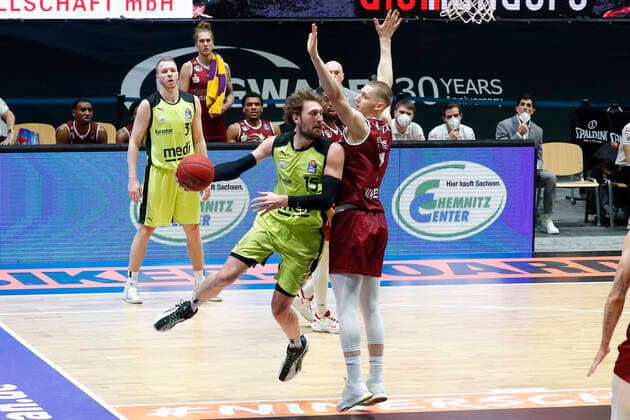 15 Matchday of the easyCredit BBL Basketball Bundesliga at Messe Chemnitz Season 2020 2021 NINERS Chemnitz vs Medi Bayreuth Matthew Tiby Medi Bayreuth 15 left Jonas Richter NINERS Chemnitz 7 right