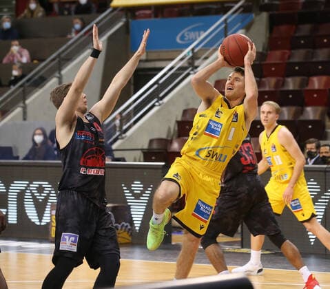 V li Bjarne Kraushaar Giessen , Jordan Hulls Riesen MHP Riesen Ludwigsburg vs JobStairs Giessen Basketball Bundesliga 2020 2021 Ludwigsburg , GER, 30 01 2021,