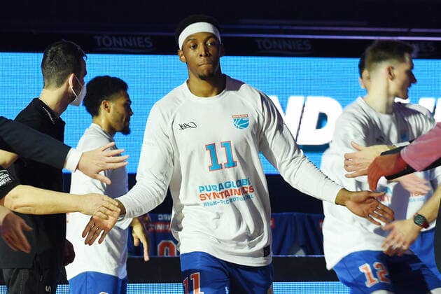 Basketball 1 Bundesliga, Season 2020 2021, 15 Matchday, Syntainics MBC Weissenfels vs ratiopharm Ulm 30 01 2021 92 104 52 51 Kyndahl Hill MBC Weissenfels, back number 11 during the run-in Reception of the players and high-fives with Head Coach Silvano Poropat MBC Weissenfels before the match MBC Weissenfels vs Ulm 30 01 2021 Weissenfels Saxony Anhalt Germany Stadthalle Weissenfels