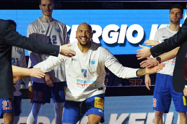 Basketball 1 Bundesliga, Season 2020 2021, 15 Matchday, Syntainics MBC Weissenfels vs ratiopharm Ulm 30 01 2021 92 104 52 51 Sergio Kerusch MBC Weissenfels, back number 7 during the run-in Reception of the players and high-fives with Head Coach Silvano Poropat MBC Weissenfels before the match MBC Weissenfels vs Ulm 30 01 2021 Weissenfels Saxony Anhalt Germany Stadthalle Weissenfels