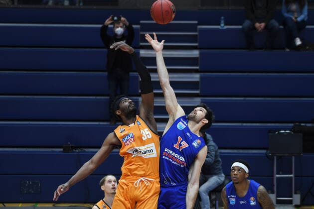 Basketball 1 Bundesliga, Season 2020 2021, 15 Matchday, Syntainics MBC Weissenfels vs ratiopharm Ulm 30 01 2021 92 104 52 51 Duel for the ball between Aleksandar Marelja MBC Weissenfels, backnumber 17 r and Aric Holman Center ratiopharm Ulm, backnumber 35 during the match MBC Weissenfels vs Ulm 30 01 2021 Weissenfels Saxony Anhalt Germany Stadthalle Weissenfels