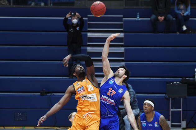 Basketball 1 Bundesliga, Season 2020 2021, 15 Matchday, Syntainics MBC Weissenfels vs ratiopharm Ulm 30 01 2021 92 104 52 51 Duel for the ball between Aleksandar Marelja MBC Weissenfels, backnumber 17 r and Aric Holman Center ratiopharm Ulm, backnumber 35 during the match MBC Weissenfels vs Ulm 30 01 2021 Weissenfels Saxony Anhalt Germany Stadthalle Weissenfels