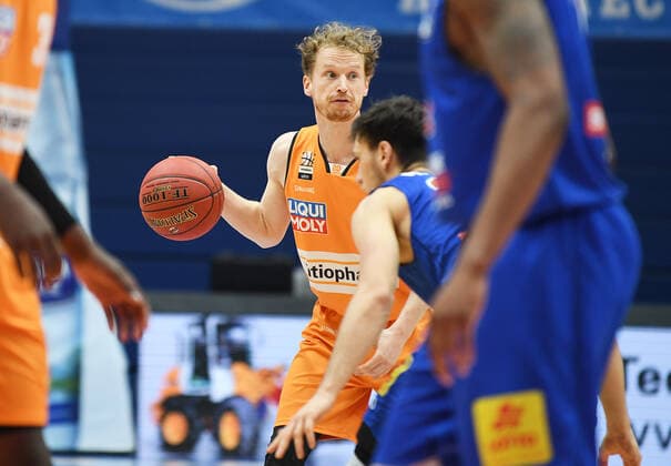 Basketball 1 Bundesliga, Season 2020 2021, 15 Matchday, Syntainics MBC Weissenfels vs ratiopharm Ulm 30 01 2021 92 104 52 51 Per Guenther Guard ratiopharm Ulm, back number 6 center on the ball against Michal Michalak MBC Weissenfels, back number 23 during the match MBC Weissenfels vs Ulm 30 01 2021 Weissenfels Saxony Anhalt Germany Stadthalle Weissenfels