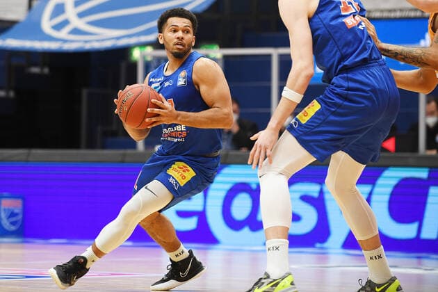 Basketball 1 Bundesliga, season 2020 2021, 15 matchday, Syntainics MBC Weissenfels vs ratiopharm Ulm 30 01 2021 92 104 52 51 Quinton Hooker MBC Weissenfels, back number 21 on the ball during the match MBC Weissenfels vs Ulm 30 01 2021 Weissenfels Saxony Anhalt Germany Stadthalle Weissenfels