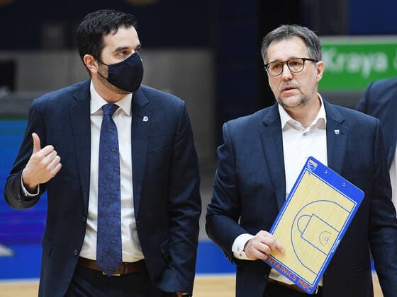 Basketball 1 Bundesliga, Season 2020 2021, 15 Matchday, Syntainics MBC Weissenfels vs ratiopharm Ulm 30 01 2021 92 104 52 51 Head Coach Silvano Poropat MBC Weissenfels r talking to Coach Aleksandar Scepanovic MBC Weissenfels li at the match MBC Weissenfels vs Ulm 30 01 2021 Weissenfels Saxony Anhalt Germany Stadthalle Weissenfels