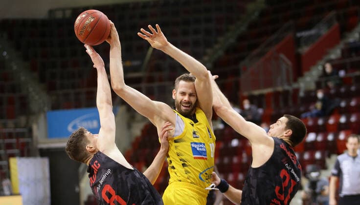 Ludwigsburg , Basketball easyCredit BBL Bundesliga , MHP RIESEN Ludwigsburg vs JobStairs GIESSEN 46ers , from left Alen Pjanic Giessen Jonas Wohlfarth Bottermann Riesen Scottie james Giessen