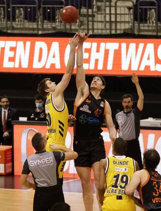 Ben Lammers, Dennis Clifford action game scene duel sports basketball BBL Bundesliga men season 2020 2021 31 01 2021 ALBA Berlin vs RASTA Vechta