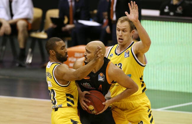 Jayson Granger, Stefan Peno, Luke Sikma Action Game Scene Duel Sports Basketball BBL Bundesliga Men Season 2020 2021 31 01 2021 ALBA Berlin vs RASTA Vechta
