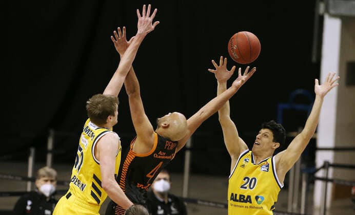 Ben Lammers, Stefan Peno, Simone Fontecchio Action Game Scene Duel Sports Basketball BBL Bundesliga Men Season 2020 2021 31 01 2021 ALBA Berlin vs RASTA Vechta