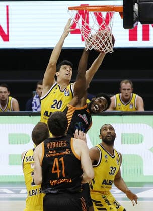 Simone Fontecchio, Josh Young action game scene duel sports basketball BBL Bundesliga men season 2020 2021 31 01 2021 ALBA Berlin vs RASTA Vechta