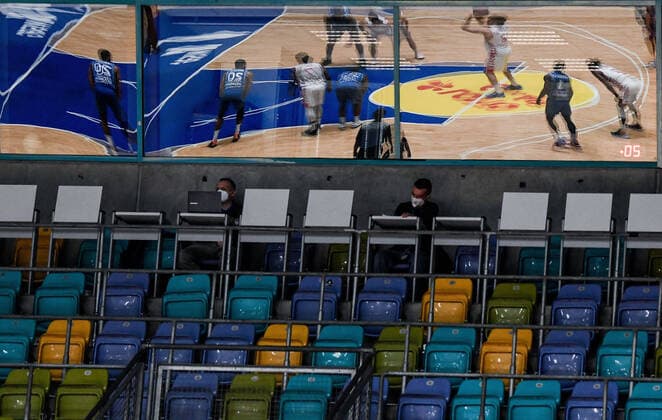 31 01 2021, xpsx, basketball easyCredit BBL, Fraport Skyliners Telekom Baskets Bonn v l reflection court game emspor Frankfurt am Main