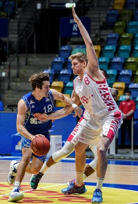 31 01 2021, xpsx, Basketball easyCredit BBL, Fraport Skyliners Telekom Baskets Bonn v l Joe Rahon Fraport Sykliners , Benjamin Lischka Telekom Baskets Bonn emspor Frankfurt am Main