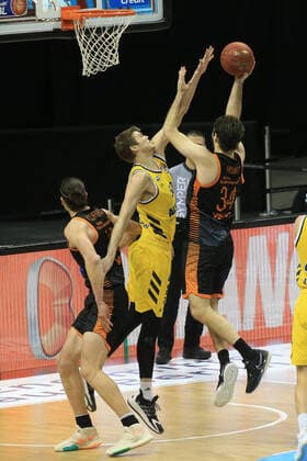 DEU, 1 BBL Alba Berlin vs RASTA Vechta , 31 01 2021, Mercedes Benz Arena, Berlin, DEU, 1 BBL Alba Berlin vs RASTA Vechta , in picture Ben Lammers ALBA Berlin 50 , Jesse Hunt RASTA Vechta 34 , Dennis Clifford RASTA Vechta 42 nordphotoxGmbHx xEngler nph00076