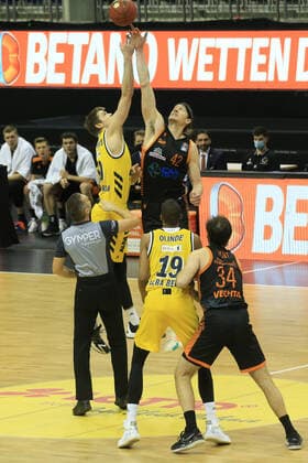 DEU, 1 BBL Alba Berlin vs RASTA Vechta , 31 01 2021, Mercedes Benz Arena, Berlin, DEU, 1 BBL Alba Berlin vs RASTA Vechta , in picture Ben Lammers ALBA Berlin 50 , Dennis Clifford RASTA Vechta 42 nordphotoxGmbHx xEngler nph00076
