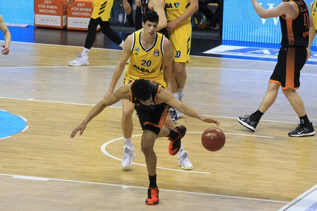 DEU, 1 BBL Alba Berlin vs RASTA Vechta , 31 01 2021, Mercedes Benz Arena, Berlin, DEU, 1 BBL Alba Berlin vs RASTA Vechta , in picture Simone Fontecchio ALBA Berlin 20 , Jordan Barnett RASTA Vechta 21 nordphotoxGmbHx xEngler nph00076