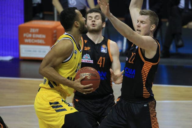 DEU, 1 BBL Alba Berlin vs RASTA Vechta , 31 01 2021, Mercedes Benz Arena, Berlin, DEU, 1 BBL Alba Berlin vs RASTA Vechta , in picture Johannes Thiemann ALBA Berlin 32 , Bjoern Rohwer RASTA Vechta 22 , Will Vorhees RASTA Vechta 41 nordphotoxGmbHx xEngler nph00076