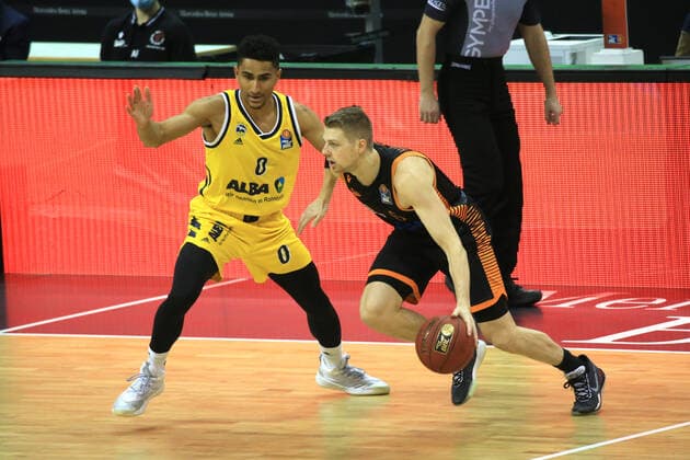 DEU, 1 BBL Alba Berlin vs RASTA Vechta , 31 01 2021, Mercedes Benz Arena, Berlin, DEU, 1 BBL Alba Berlin vs RASTA Vechta , in picture Maodo Lo ALBA Berlin 0 , Tim Hasbargen RASTA Vechta 6 nordphotoxGmbHx xEngler nph00076