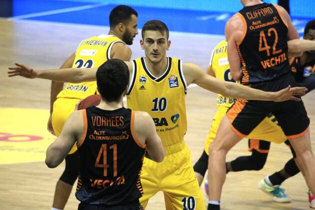 DEU, 1 BBL Alba Berlin vs RASTA Vechta , 31 01 2021, Mercedes Benz Arena, Berlin, DEU, 1 BBL Alba Berlin vs RASTA Vechta , in picture Tim Schneider ALBA Berlin 10 , Will Vorhees RASTA Vechta 41 nordphotoxGmbHx xEngler nph00076