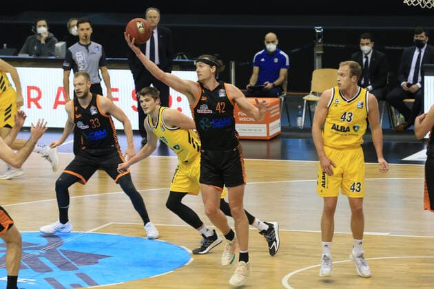 DEU, 1 BBL Alba Berlin vs RASTA Vechta , 31 01 2021, Mercedes Benz Arena, Berlin, DEU, 1 BBL Alba Berlin vs RASTA Vechta , in picture Luke Sikma ALBA Berlin 43 , Ben Lammers ALBA Berlin 50 , Dennis Clifford RASTA Vechta 42 nordphotoxGmbHx xEngler nph00076