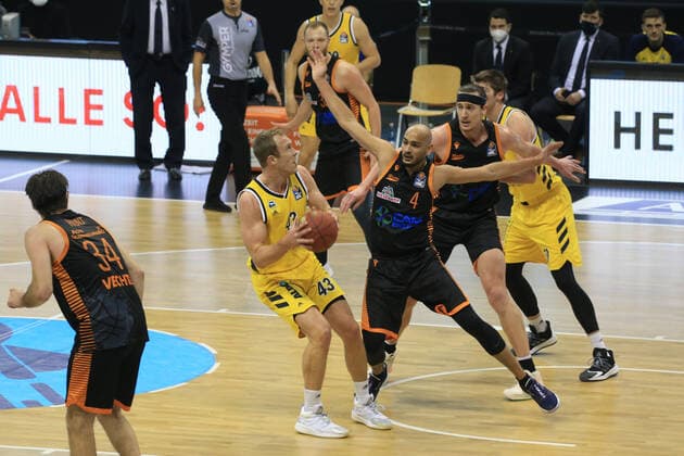 DEU, 1 BBL Alba Berlin vs RASTA Vechta , 31 01 2021, Mercedes Benz Arena, Berlin, DEU, 1 BBL Alba Berlin vs RASTA Vechta , in picture Luke Sikma ALBA Berlin 43 , Ben Lammers ALBA Berlin 50 , Stefan Peno RASTA Vechta 4 , Dennis Clifford RASTA Vechta 42 nordphotoxGmbHx xEngler nph00076