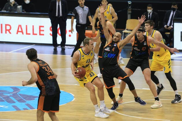 DEU, 1 BBL Alba Berlin vs RASTA Vechta , 31 01 2021, Mercedes Benz Arena, Berlin, DEU, 1 BBL Alba Berlin vs RASTA Vechta , in picture Luke Sikma ALBA Berlin 43 , Ben Lammers ALBA Berlin 50 , Stefan Peno RASTA Vechta 4 , Dennis Clifford RASTA Vechta 42 nordphotoxGmbHx xEngler nph00076