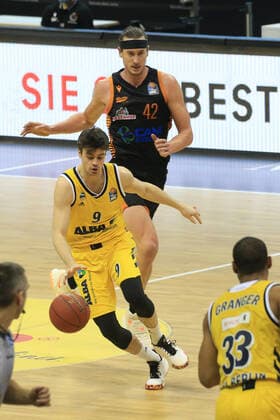 DEU, 1 BBL Alba Berlin vs RASTA Vechta , 31 01 2021, Mercedes Benz Arena, Berlin, DEU, 1 BBL Alba Berlin vs RASTA Vechta , in picture Jonas Mattisseck ALBA Berlin 9 , Dennis Clifford RASTA Vechta 42 nordphotoxGmbHx xEngler nph00076